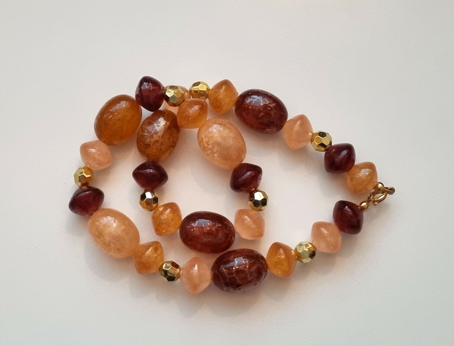 Halsband med stenimitationer