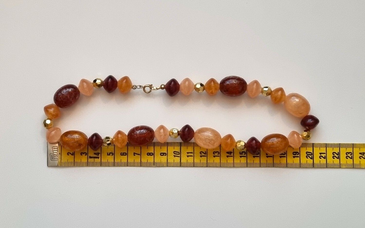 Halsband med stenimitationer