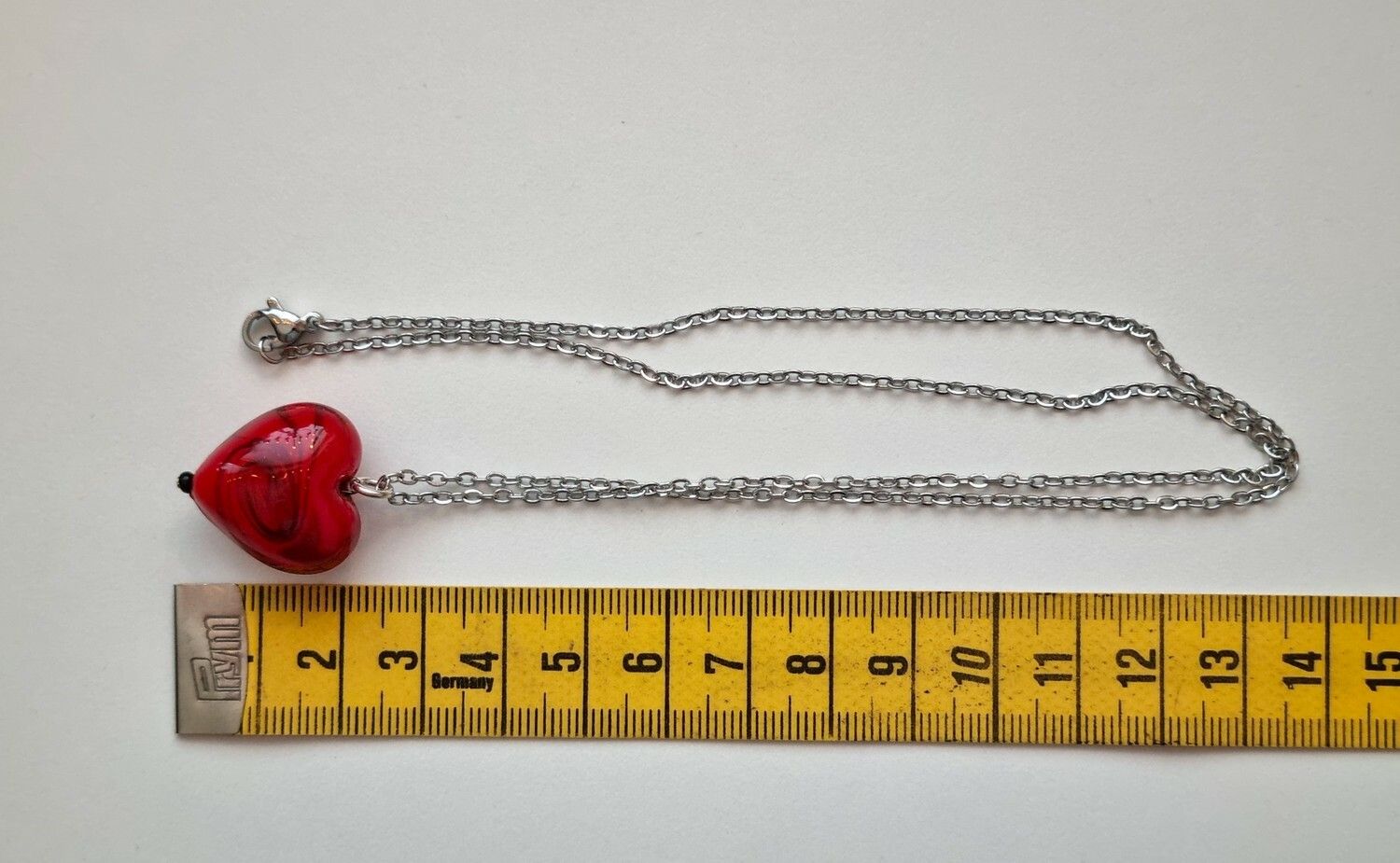 Halsband med rött hjärta