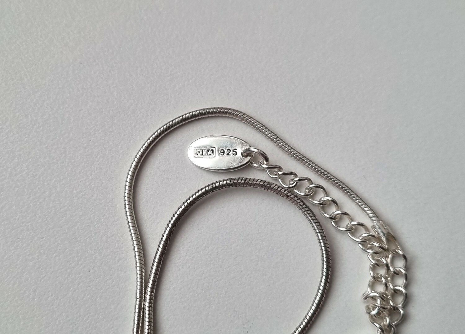 Halsband i sterling 925 med liten berlock
