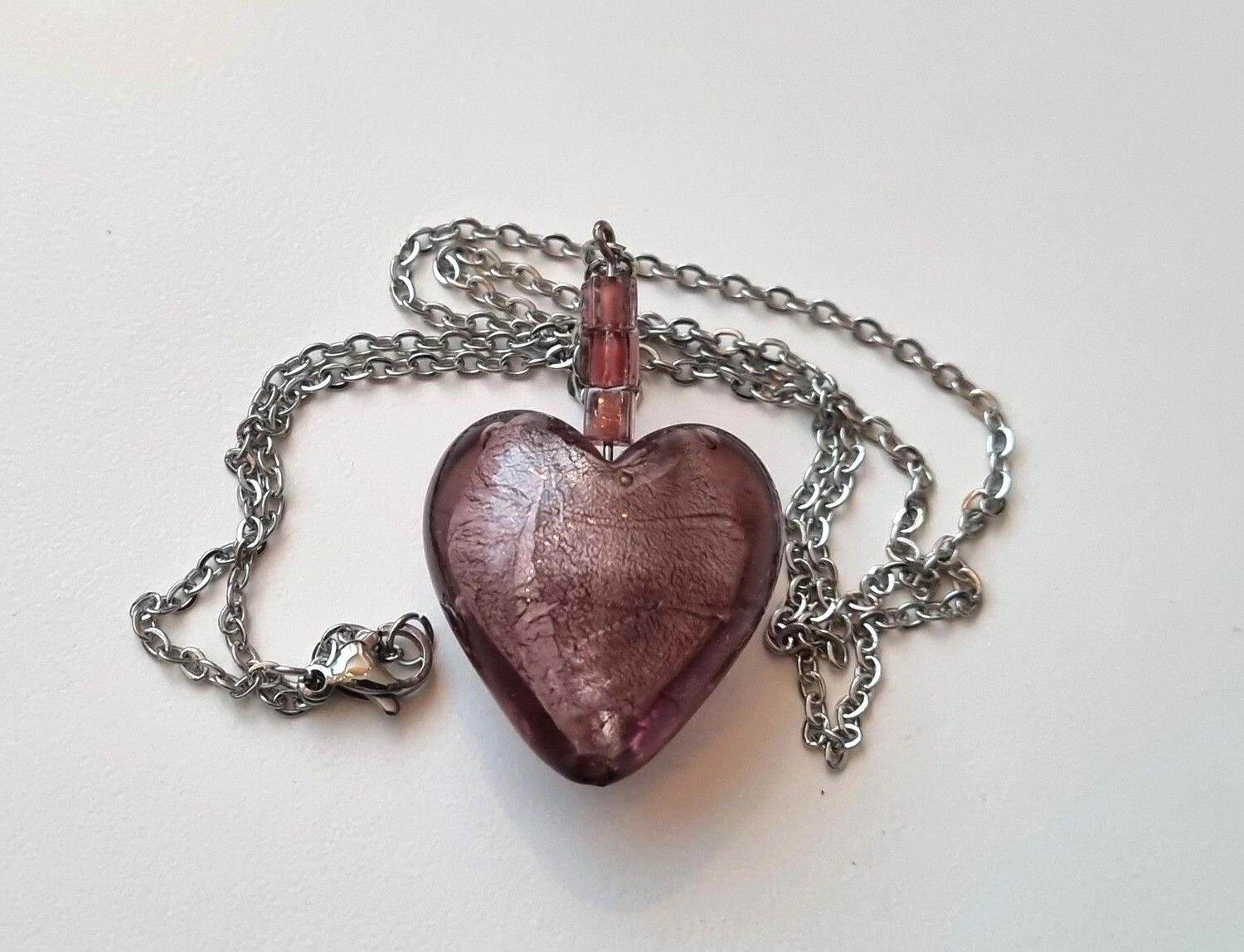 Halsband med ett hjärta / glashjärta