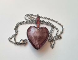 Halsband med ett hjärta / glashjärta