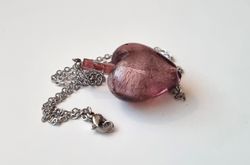 Halsband med ett hjärta / glashjärta