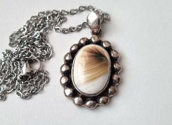 Halsband med berlock