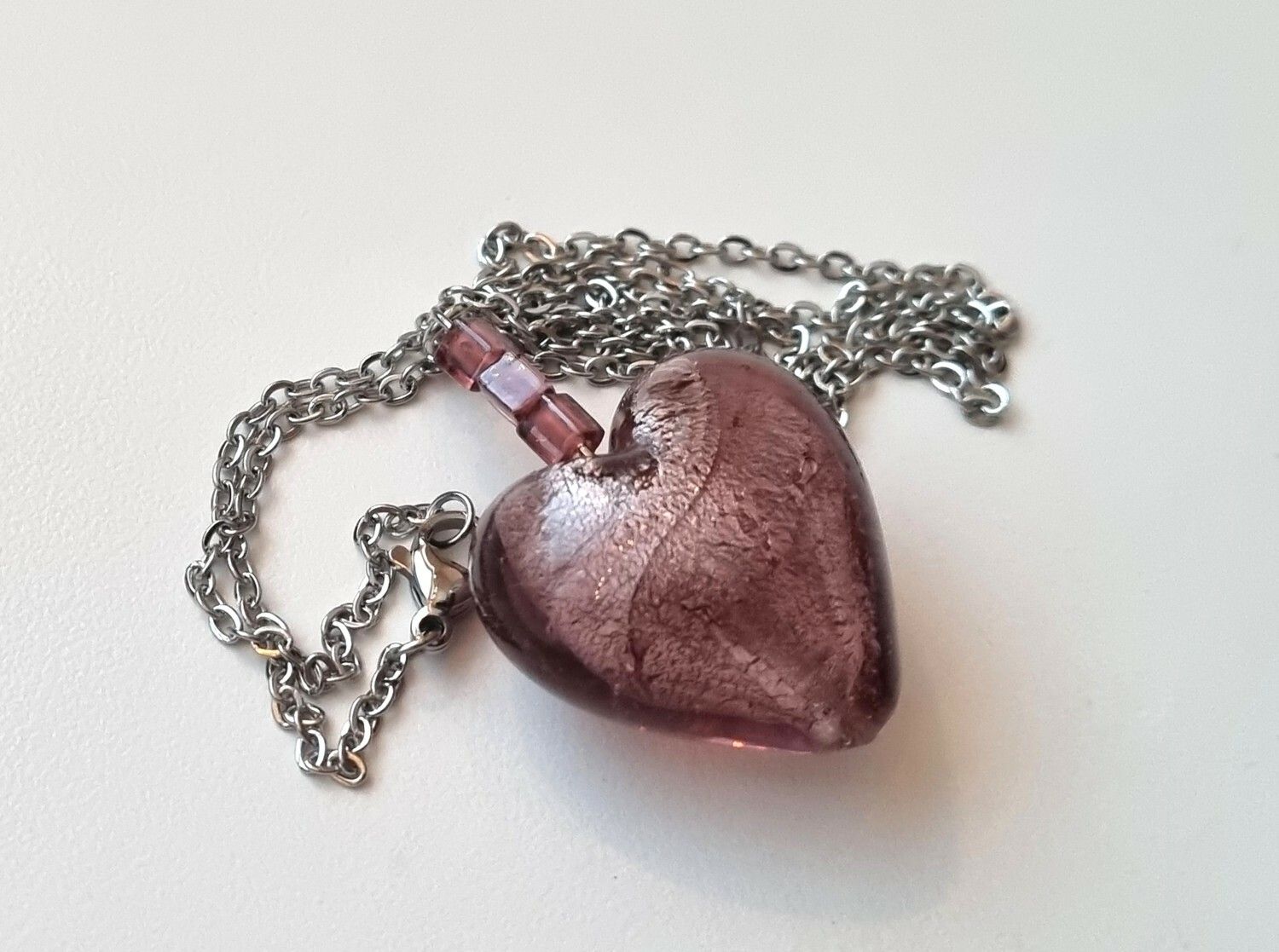 Halsband med ett hjärta / glashjärta