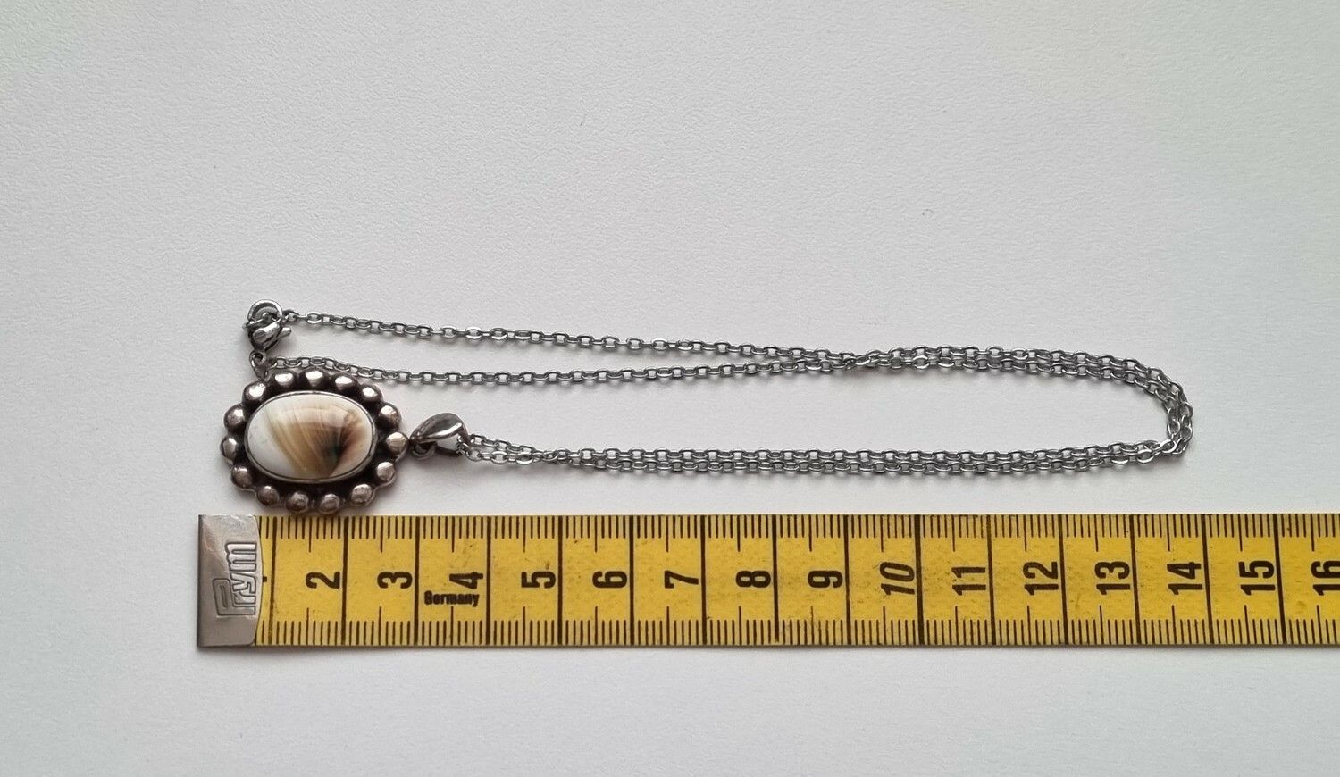 Halsband med berlock