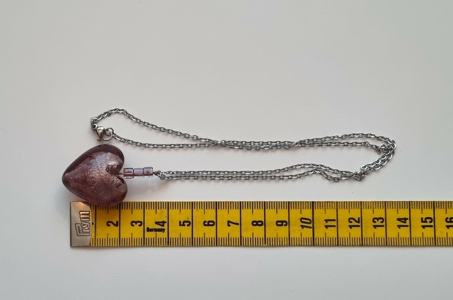 Halsband med ett hjärta / glashjärta