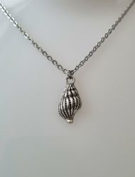 Halsband (45 cm) med ett snäckskal som hänge / berlock