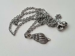 Halsband (45 cm) med ett snäckskal som hänge / berlock