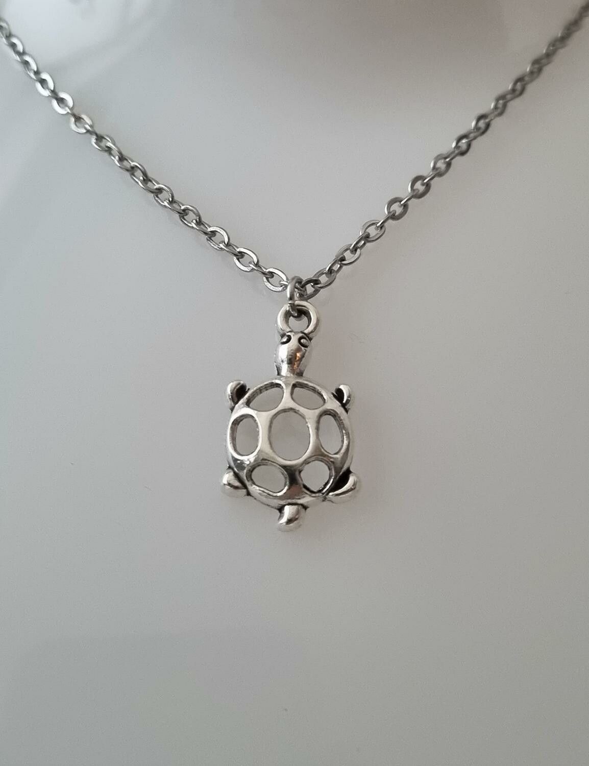 Halsband (60 cm) med en sköldpadda som hänge / berlock