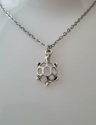 Halsband (60 cm) med en sköldpadda som hänge / berlock