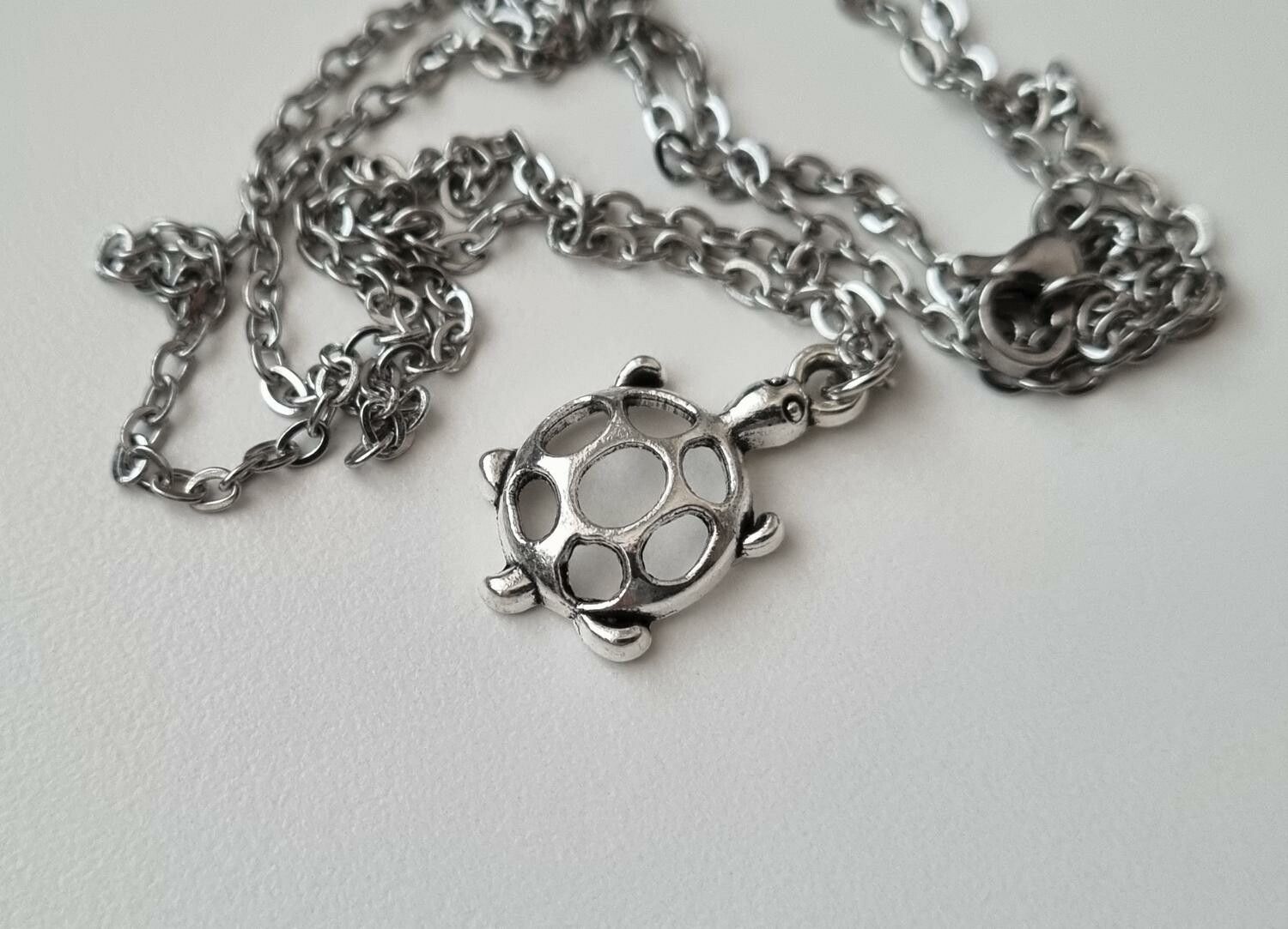 Halsband (60 cm) med en sköldpadda som hänge / berlock
