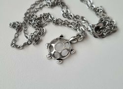 Halsband (60 cm) med en sköldpadda som hänge / berlock