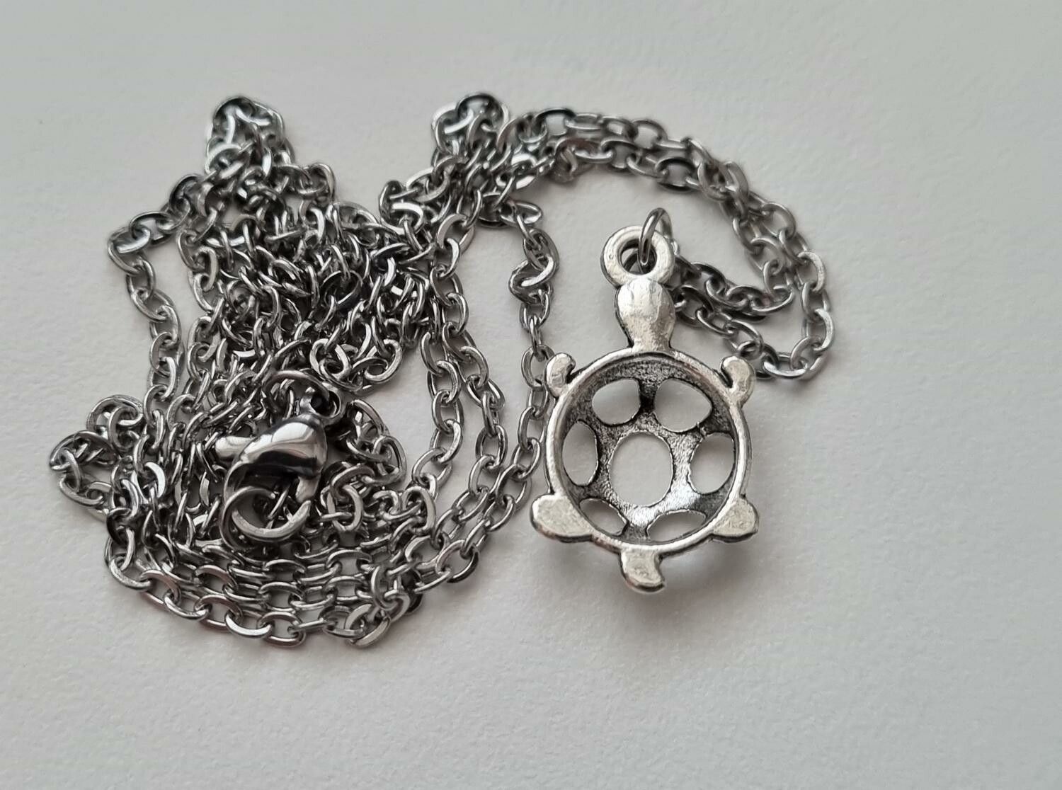 Halsband (60 cm) med en sköldpadda som hänge / berlock