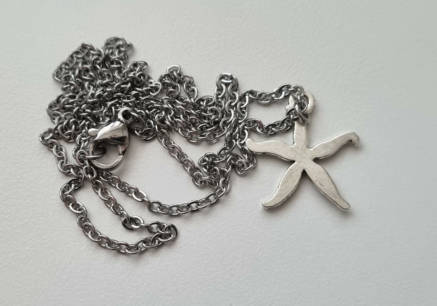 Halsband (45 cm) med en sjöstjärna som hänge / berlock