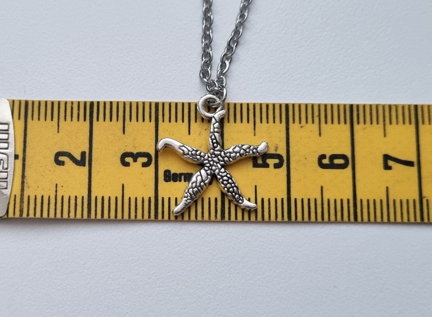 Halsband (45 cm) med en sjöstjärna som hänge / berlock
