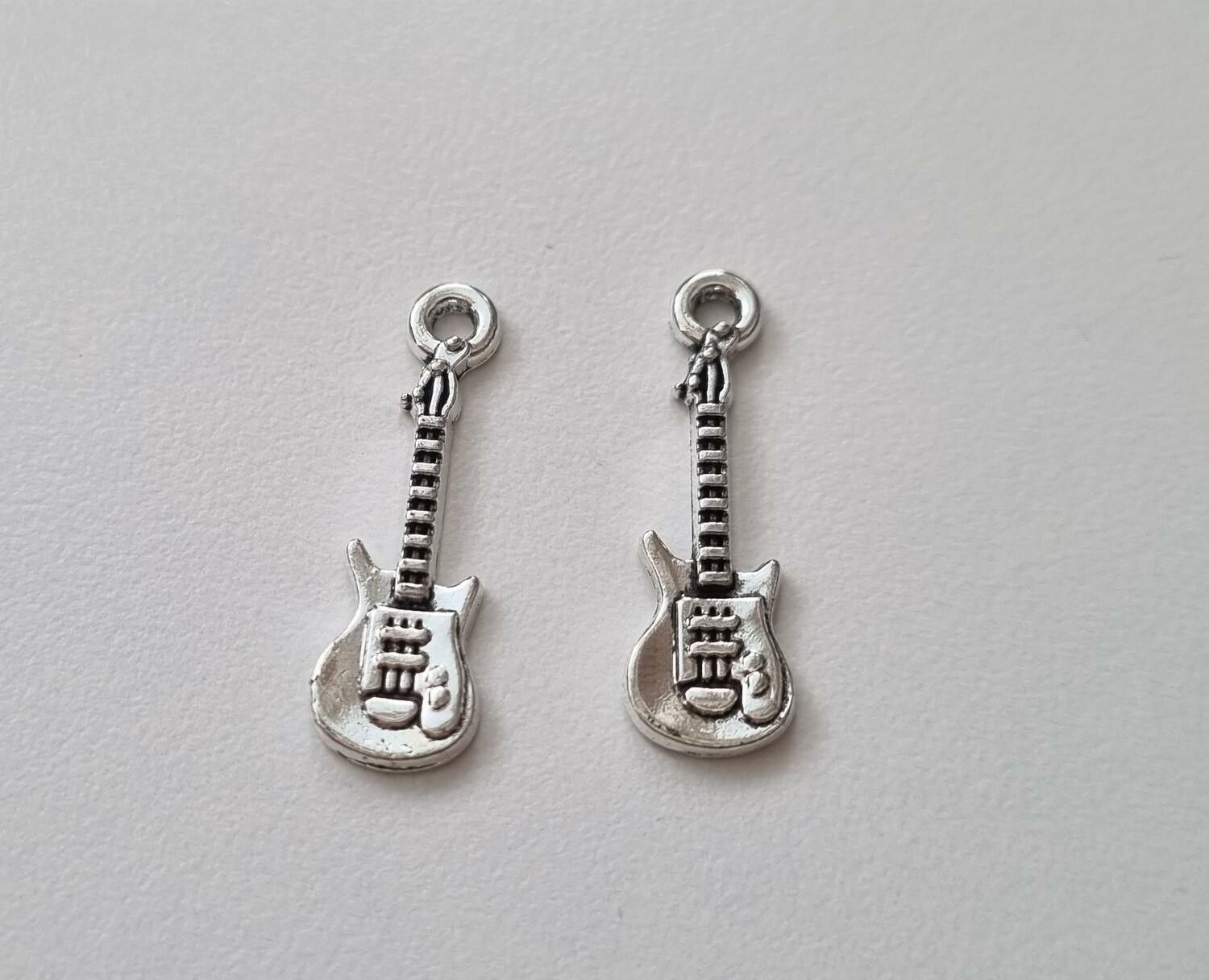 2 st silverfärgade små gitarrer. Berlocker / charms / miniatyrer