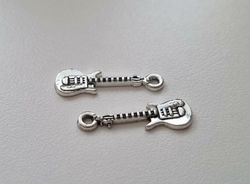 2 st silverfärgade små gitarrer. Berlocker / charms / miniatyrer