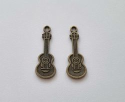 2 st bronsfärgade små gitarrer. Berlocker / charms / miniatyrer