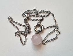 Gulliga halsband med en sten / pärla