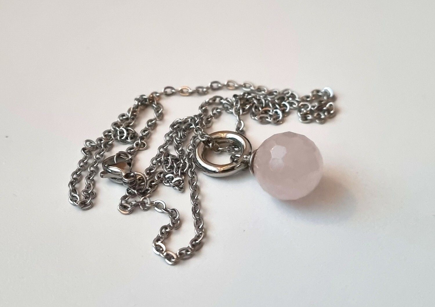 Gulliga halsband med en sten / pärla