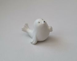 Söt liten vit säl, miniatyr för dekoration, dockskåp med mera