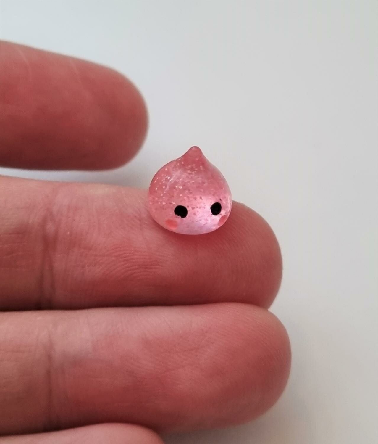 Söt liten rosa droppe, droppfigur / miniatyr till dockhus / dockskåp med mera