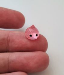 Söt liten rosa droppe, droppfigur / miniatyr till dockhus / dockskåp med mera