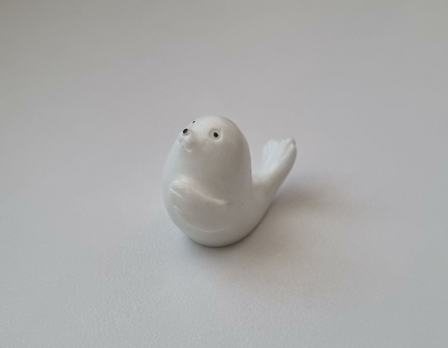 Söt liten vit säl, miniatyr för dekoration, dockskåp med mera