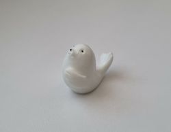 Söt liten vit säl, miniatyr för dekoration, dockskåp med mera