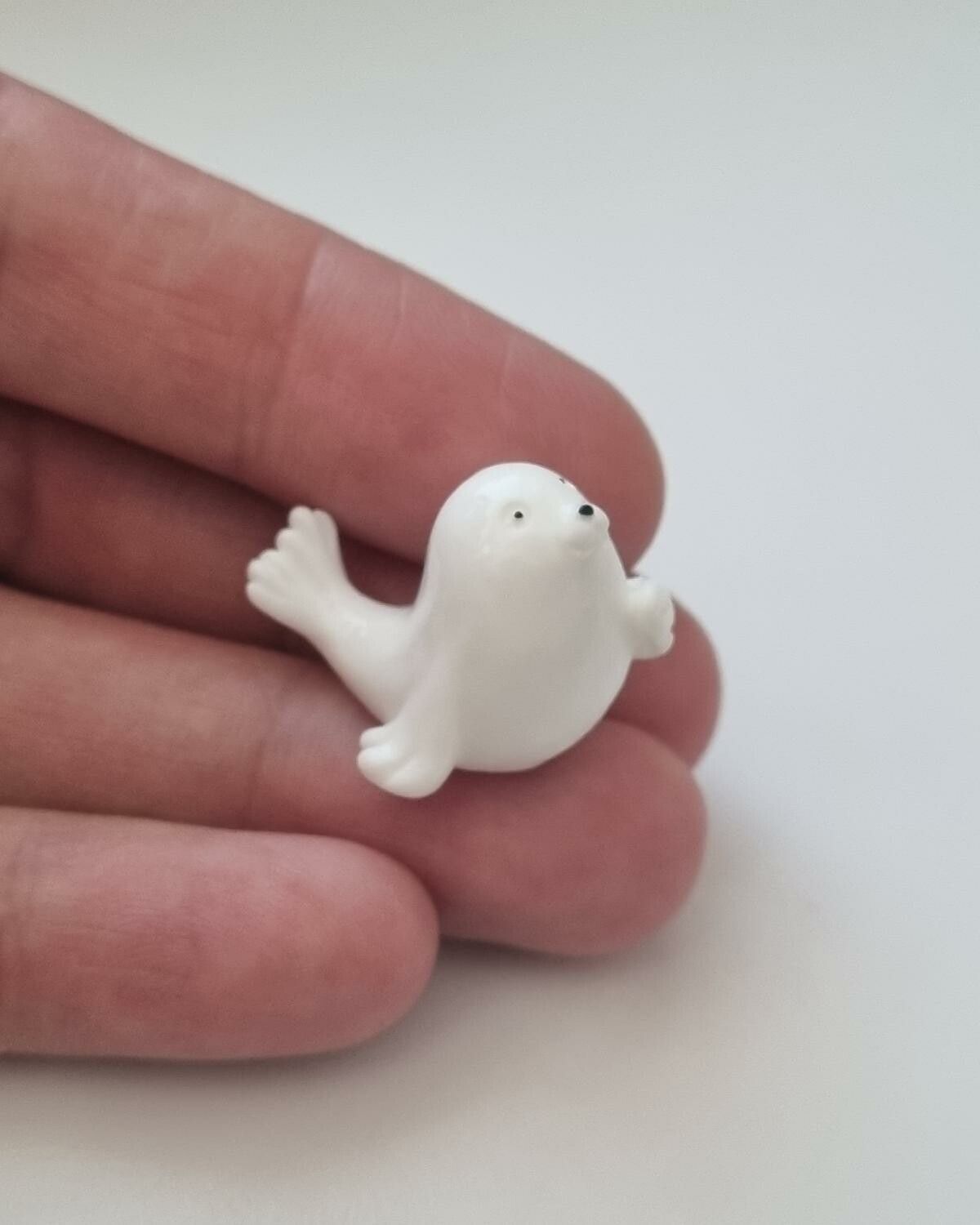 Söt liten vit säl, miniatyr för dekoration, dockskåp med mera