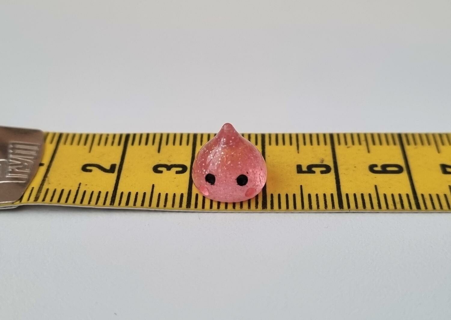 Söt liten rosa droppe, droppfigur / miniatyr till dockhus / dockskåp med mera