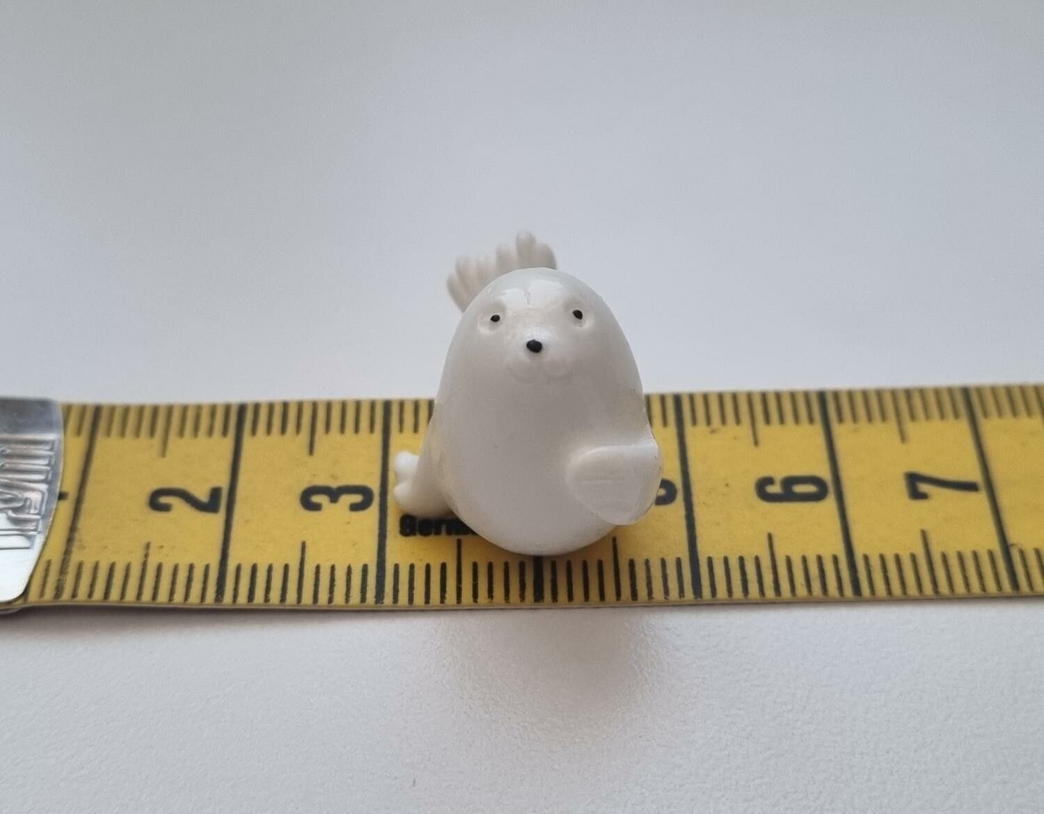 Söt liten vit säl, miniatyr för dekoration, dockskåp med mera