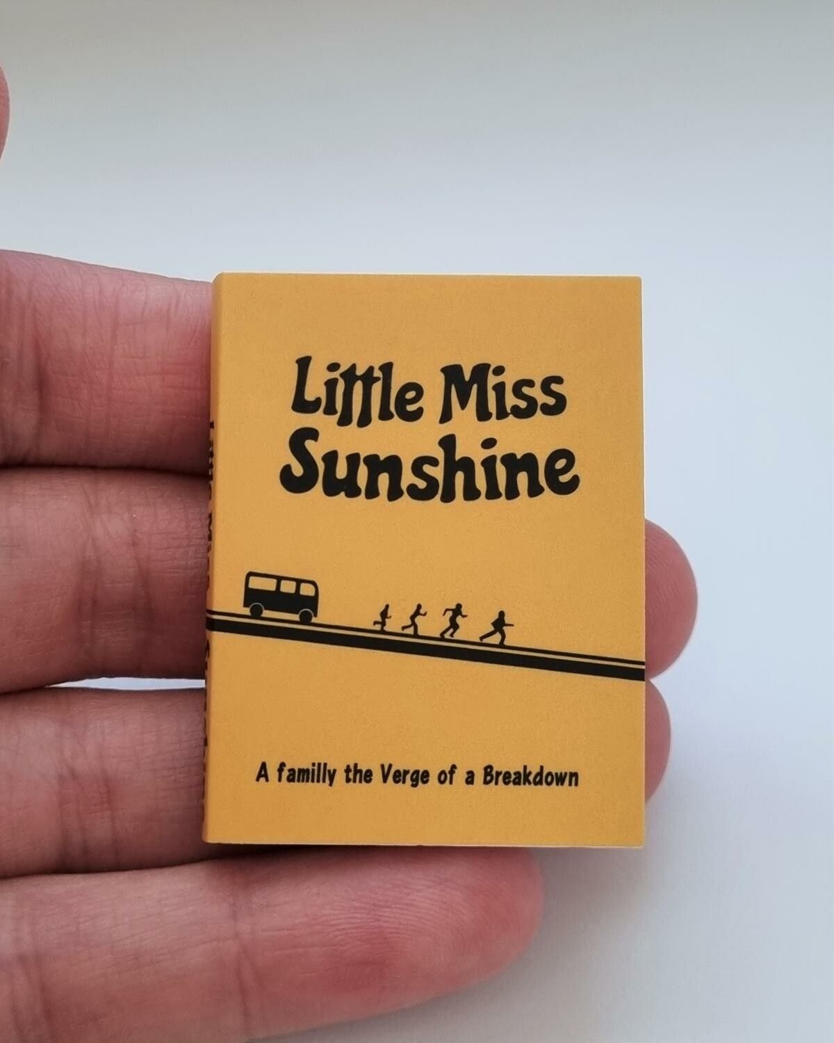 1 st Miniatyrbok, minibok för tittskåp / dockskåp med mera (bok 29)