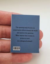 1 st Miniatyrbok, minibok för tittskåp / dockskåp med mera (bok 28)
