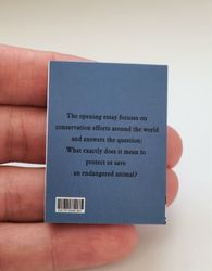 1 st Miniatyrbok, minibok för tittskåp / dockskåp med mera (bok 28)