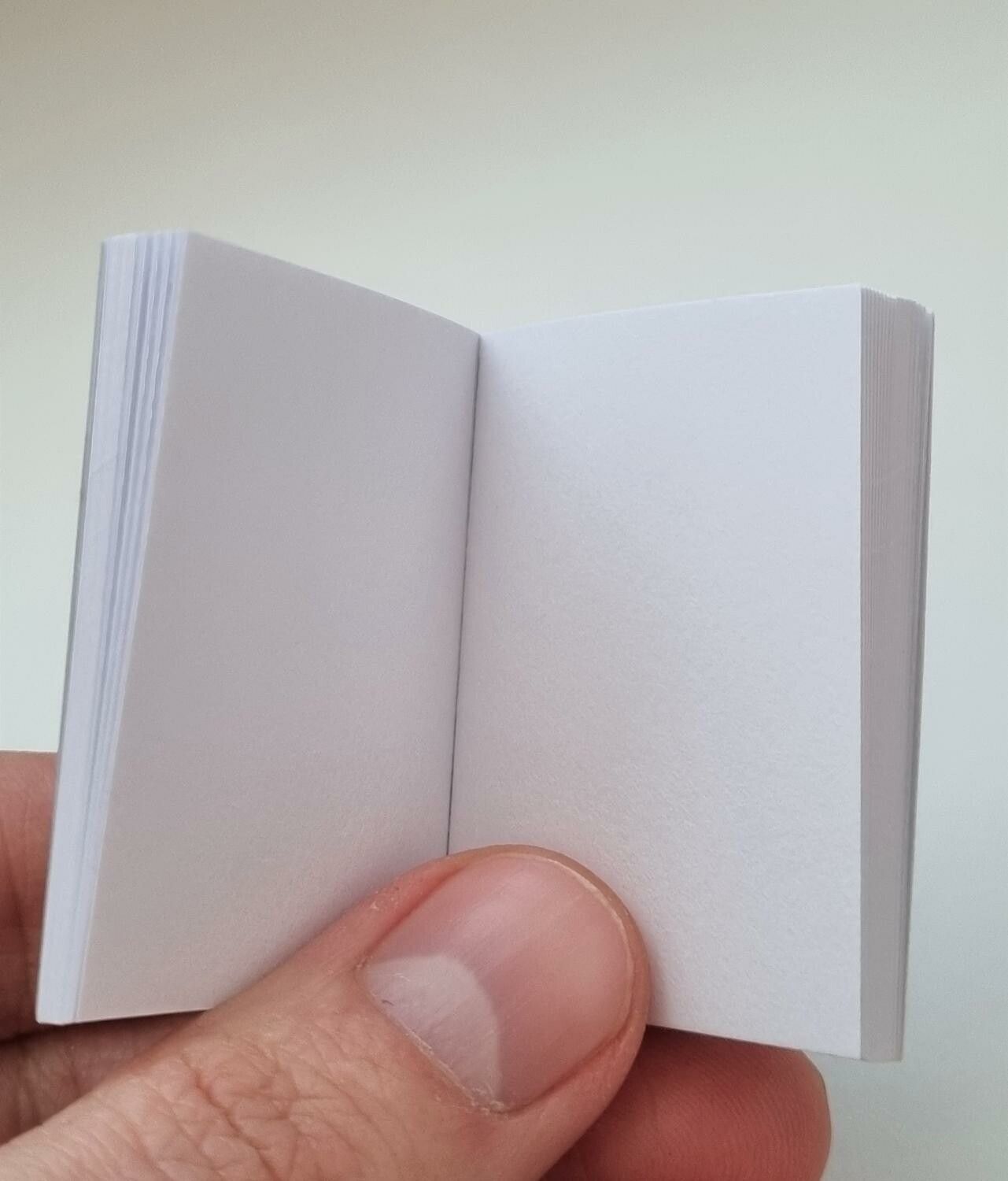 1 st Miniatyrbok, minibok för tittskåp / dockskåp med mera (bok 28)