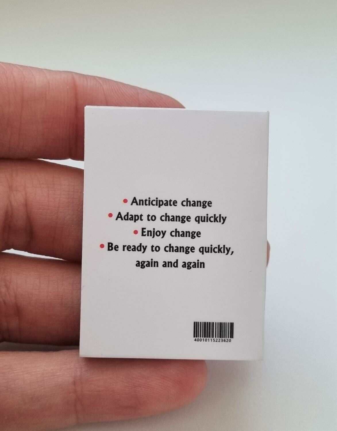1 st Miniatyrbok, minibok för tittskåp / dockskåp med mera (bok 27)