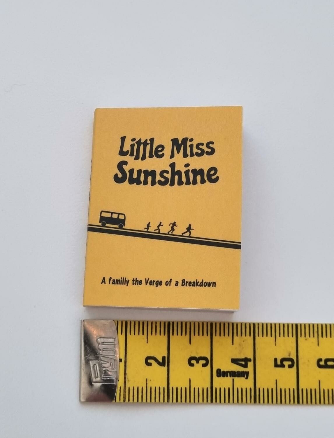 1 st Miniatyrbok, minibok för tittskåp / dockskåp med mera (bok 29)