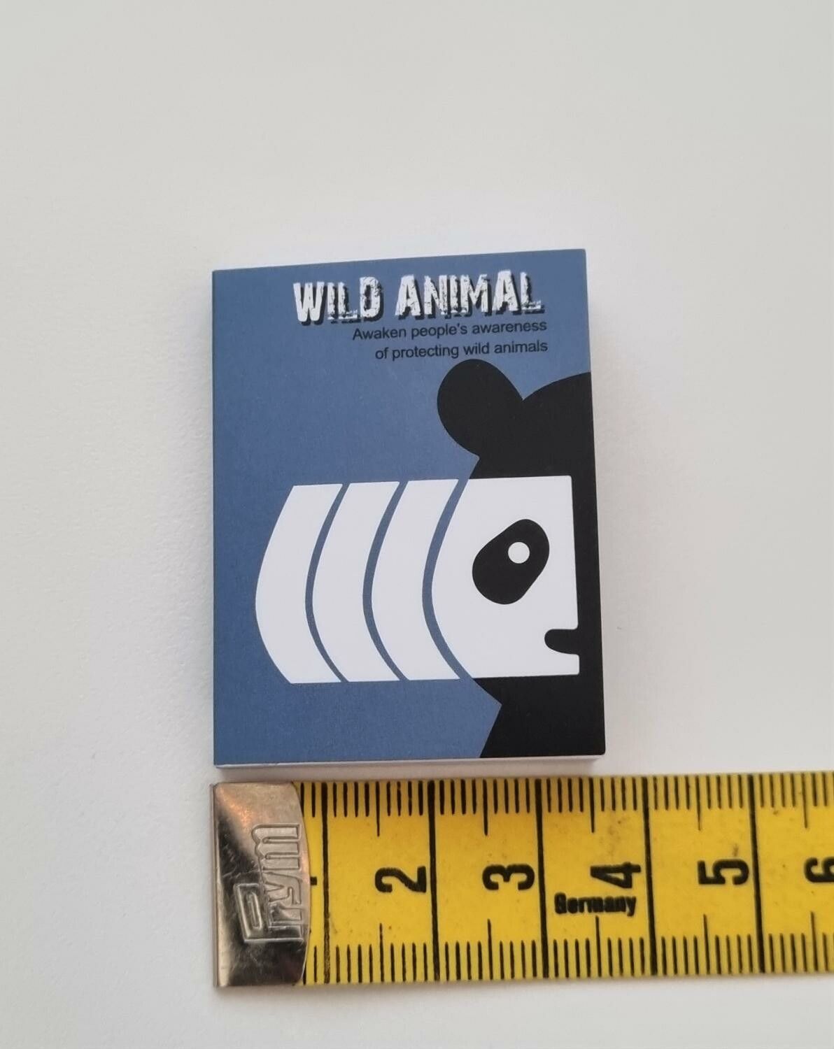 1 st Miniatyrbok, minibok för tittskåp / dockskåp med mera (bok 28)