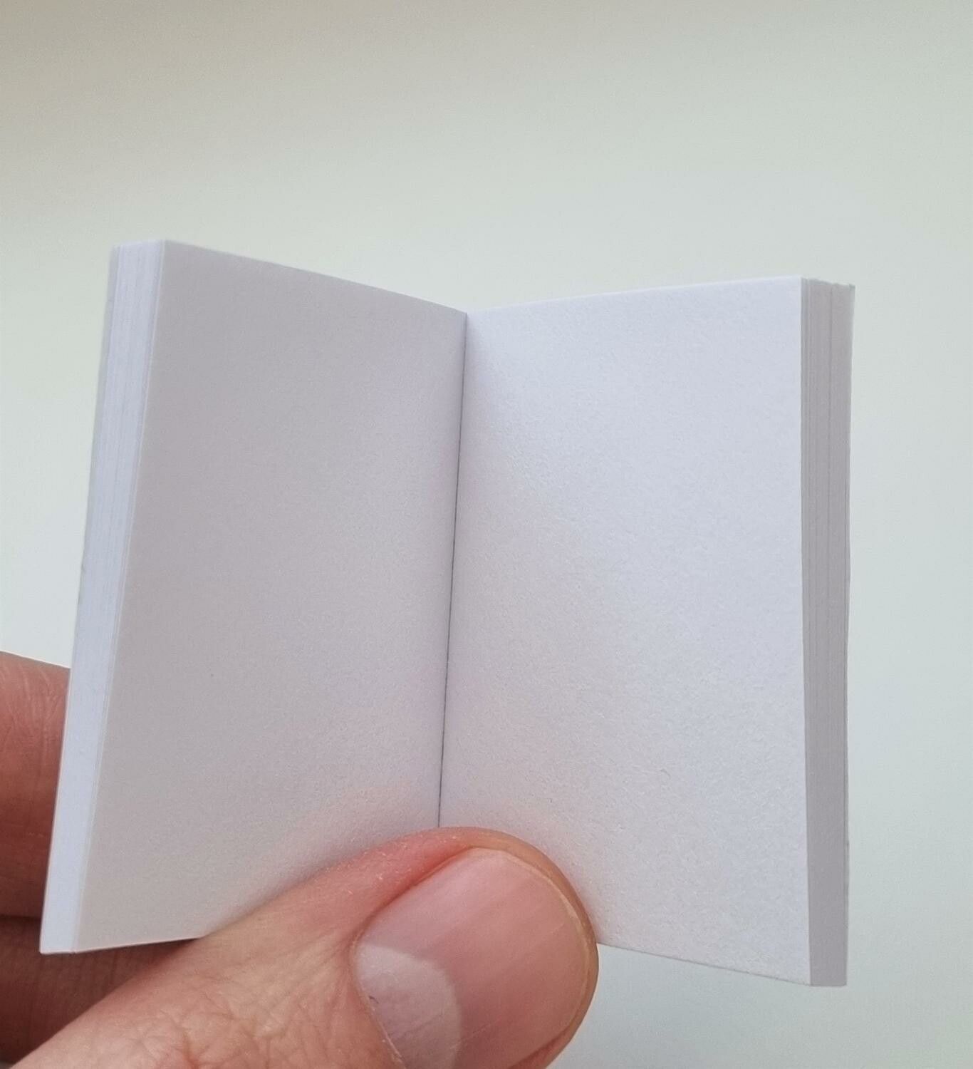 1 st Miniatyrbok, minibok för tittskåp / dockskåp med mera (bok 26)