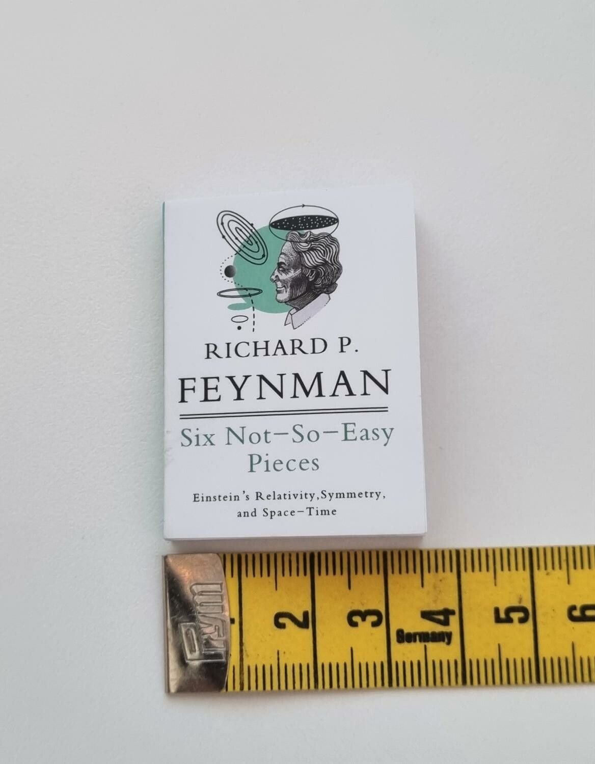 1 st Miniatyrbok, minibok för tittskåp / dockskåp med mera (bok 26)