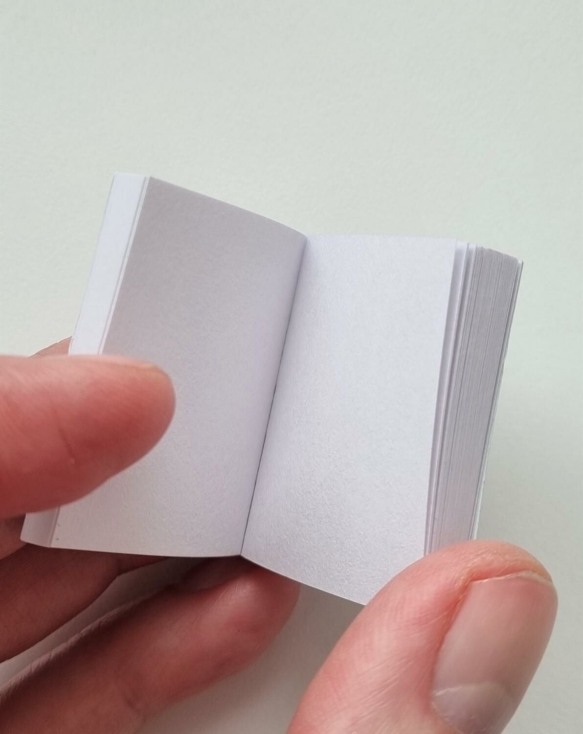 1 st Miniatyrbok, minibok för tittskåp / dockskåp med mera (bok 7)