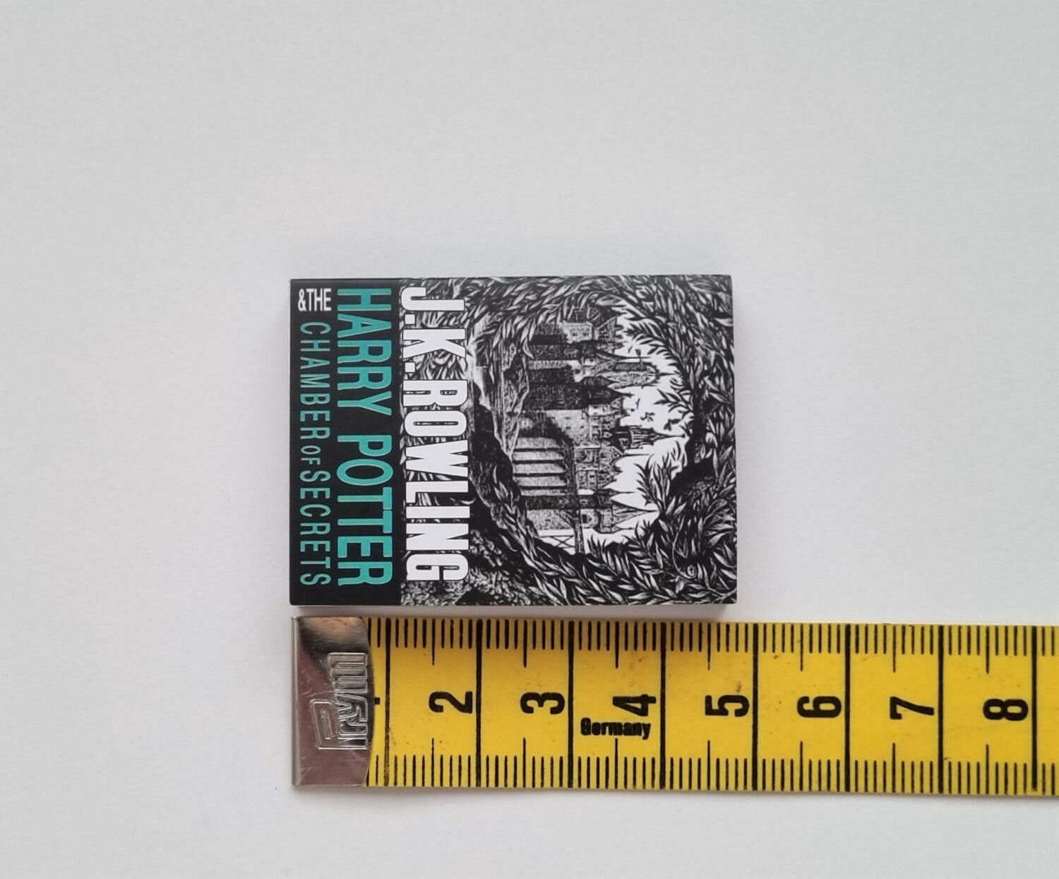 1 st Miniatyrbok, minibok för tittskåp / dockskåp med mera (bok 18)