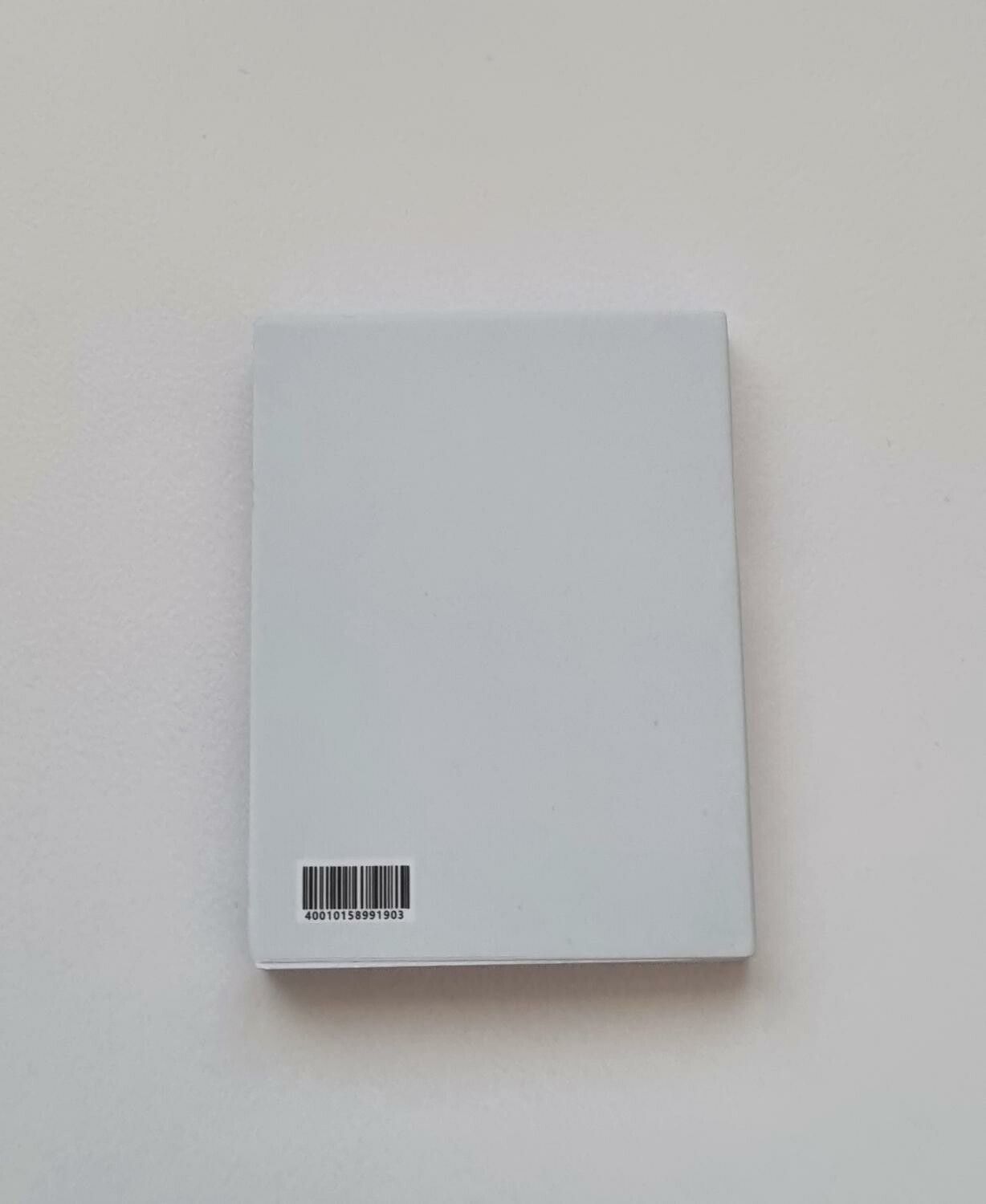 1 st Miniatyrbok, minibok för tittskåp / dockskåp med mera (bok 23)