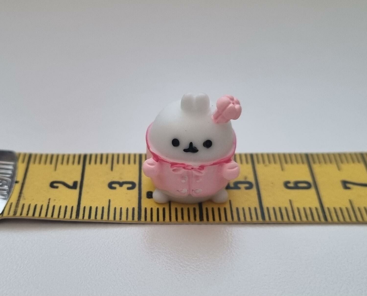 Handmålad figur, miniatyr för dekoration, dockskåp med mera