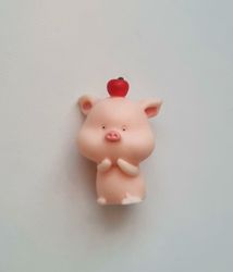 1 st handmålad gris med äpple på huvudet. Minigris, miniatyr
