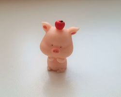 1 st handmålad gris med äpple på huvudet. Minigris, miniatyr
