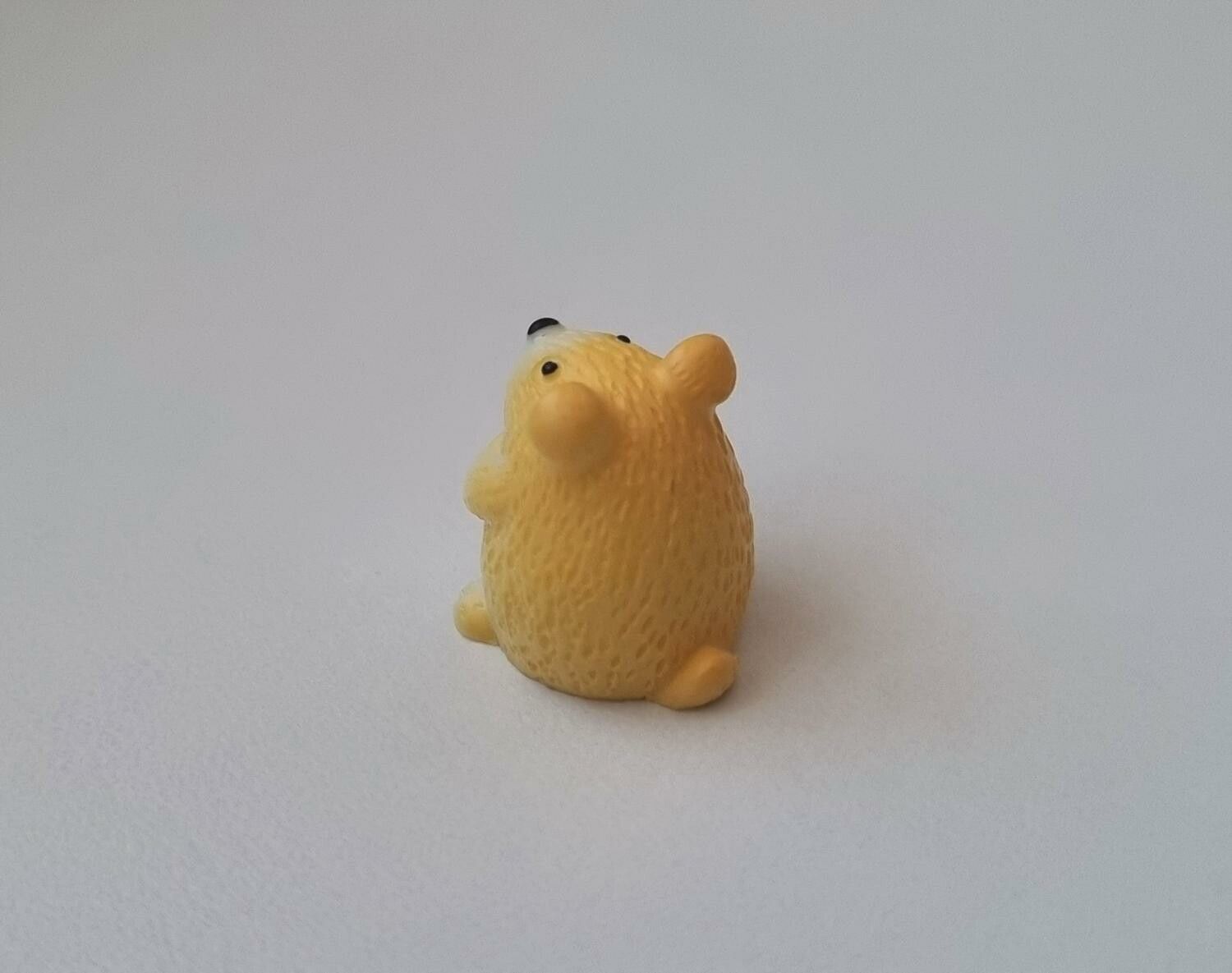 Söt liten gnagare, miniatyr för dekoration, dockskåp med mera