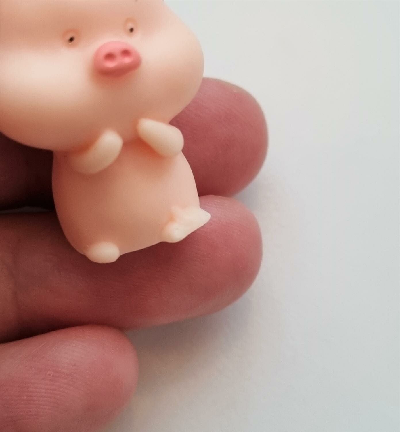 1 st handmålad gris med äpple på huvudet. Minigris, miniatyr